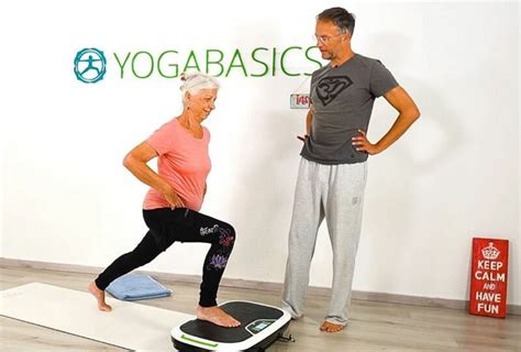 Vibrationsplatte Senioren So Gelingt Der Kraftaufbau Yogabasics