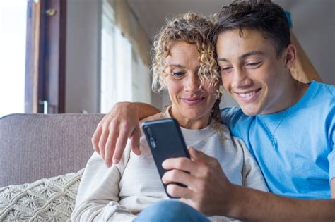 Sonriente Madre De A Os De Mediana Edad Descansa Con Un Hijo Adulto