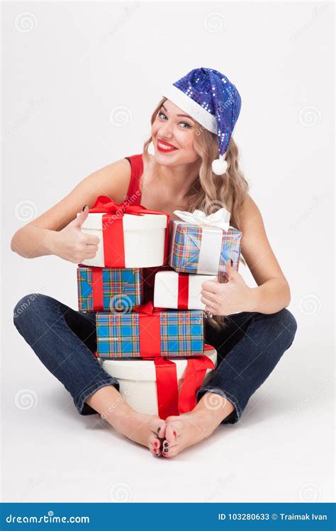 Une Blonde Sexy Avec De Grands Seins Se Reposant Sur Le Fond Blanc Parmi Image Stock Image Du