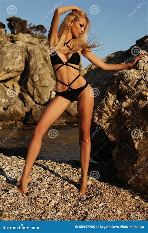 Donna Bionda Sexy In Bikini Elegante Che Si Rilassa Sulla Spiaggia Di