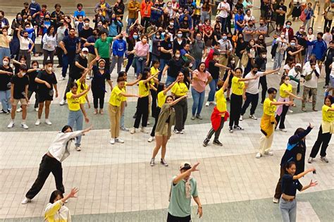 Flash Mob Takes Over Qc Mall To Celebrate Zero Waste Month Abs Cbn News