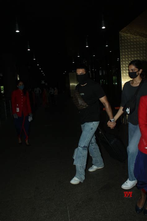 Deepika Padukone And Ranveer Singh Spotted Airport HD Gallery - Social ...