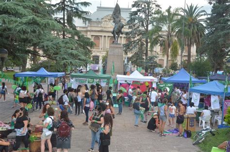 También los pañuelos verdes realizaron vigilia en la plaza Belgrano