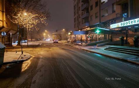 Voza I Oprez Zbog Snje Nih Padavina Zimski Ugo Aj U Banjaluci Foto