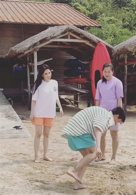 Ngọc Trinh lần đầu đi biển không diện bikini liền bị nhãn hàng nhắc nhở mặc đồ nhái