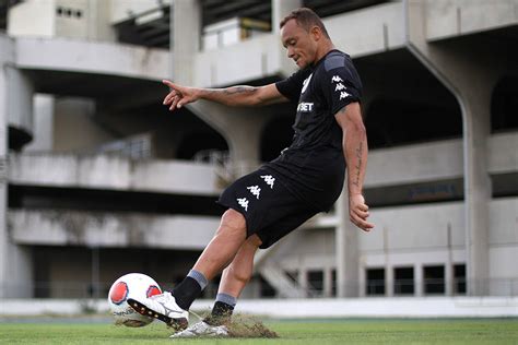 Botafogo Renova Contrato O Lateral Carlinhos Gazeta Esportiva