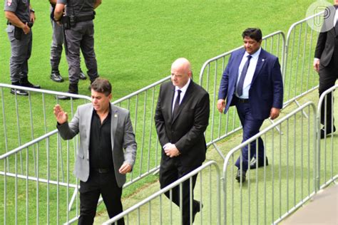 Foto Familiares fãs e personalidades se despediram do Pelé na Vila