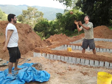 Casa De Cob Bioconstru O Construindo Barro Recebendo Amigos