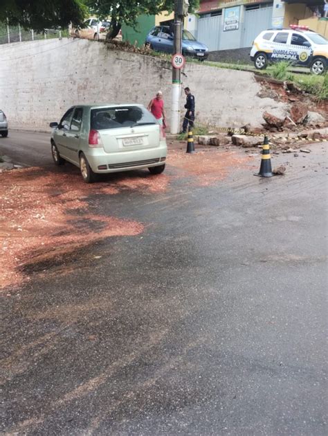 Motorista perde controle da direção e caminhão pipa ao descer morro