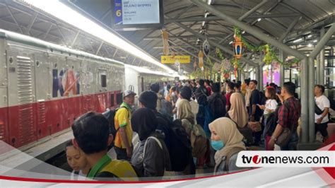 Gelombang Pemudik Pada H 3 Masih Padati Stasiun KA Gubeng Surabaya 25