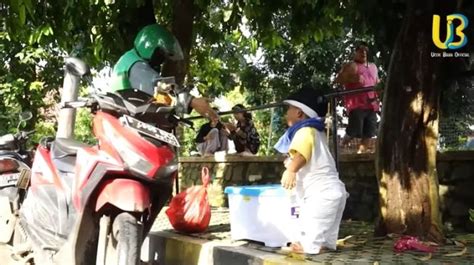 Lagi Hidup Susah Ucok Baba Kini Jualan Lato Lato Di Pinggir Jalan