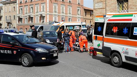 Travolte Da Unauto Mentre Attraversano La Strada Due Donne Al Pronto