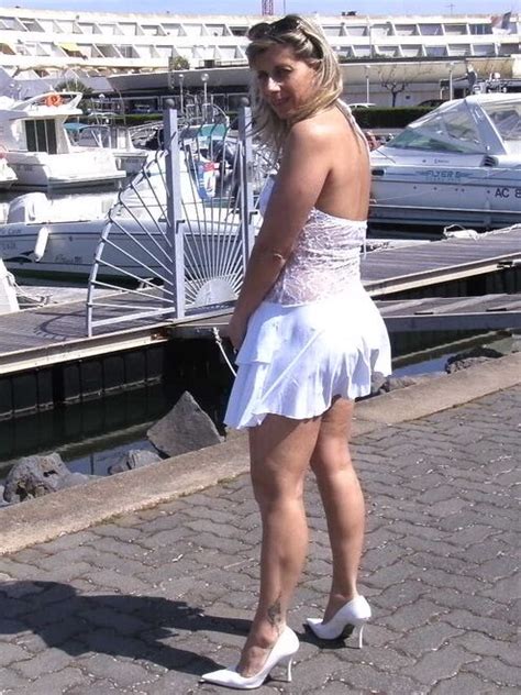 Lisasparrow Shows Off Without Panties PICT Porn Pic