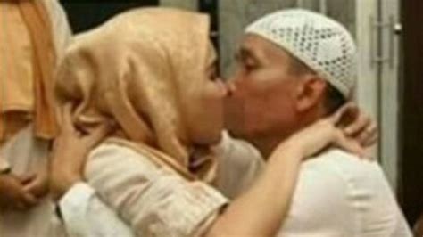 Heboh Ayu Ting Ting Cium Bibir Ayahnya Saat Sungkeman Ini Fakta