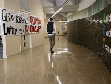 80 estudiants es tanquen a la UAB per exigir lavaluació única