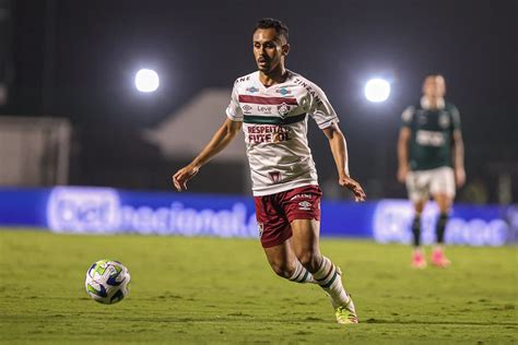 Volante do Fluminense projeta duelo contra o Atlético MG e comenta