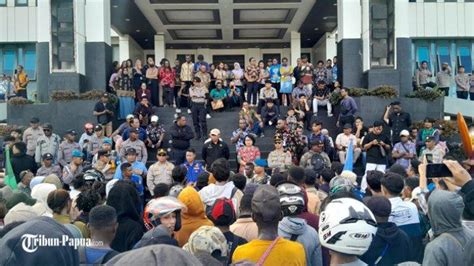 BREAKING NEWS Demo Mahasiswa Di Kantor Telkom Merauke Ricuh Tribun