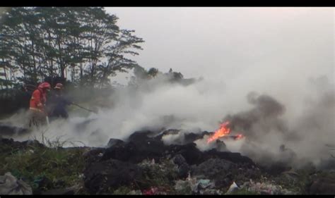 Akibat Bakar Sampah Limbah Ban Bekas Hangus Terbakar Di Kayumanis