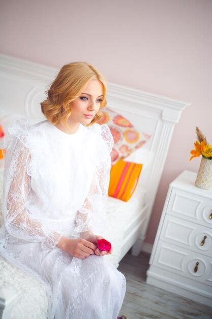 La Belle Fille Blonde S Est R Veill E Et S Est Assise Sur Un Lit Photo Premium