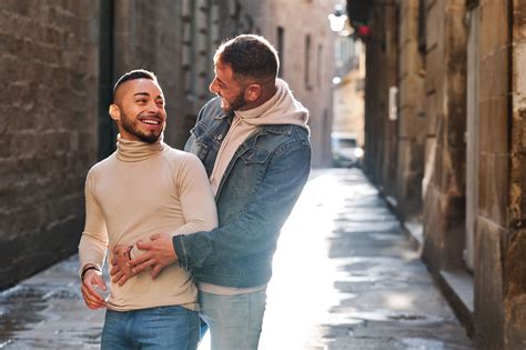Gay couple photo session Barcelona Gothic Quarter El Gótico Álvaro González Barcelona