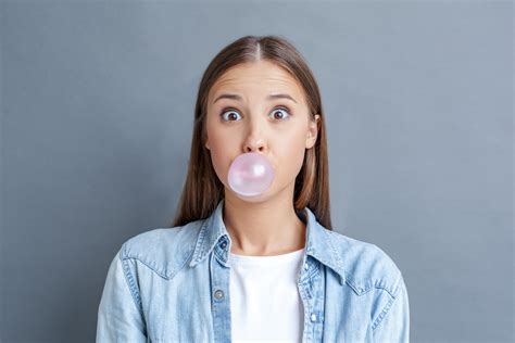 Beneficios de masticar chicle sin azúcar para la salud oral Clínica