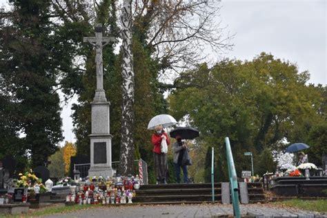 Rybnik Cmentarz Komunalny W Rybniku W Tym Roku Wielu Odwiedza Ju