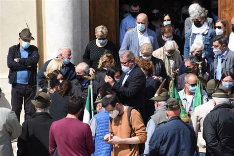 Funerali Dell Imprenditore Ucciso La Moglie Davanti Al Loculo Le