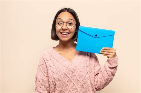 Joven Latina Que Parece Feliz Y Gratamente Sorprendida Emocionada Con Una Expresi N Fascinada Y