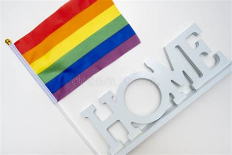 Bandera Del Orgullo Gay Arcoiris Lgbt Y Un Cartel En Casa Con Fondo Blanco Imagen De Archivo