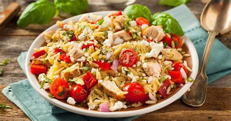 Régalez vous avec cette salade d orzo au poulet à la grecque Recipe