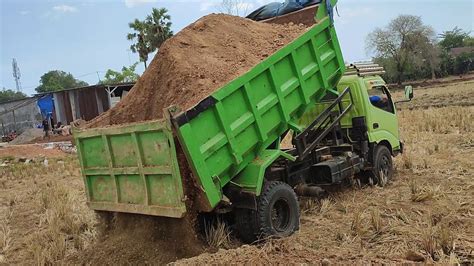 Mobil Truk Hino Dutro Jomplang Muatan Tanah Urug Full Bak Youtube