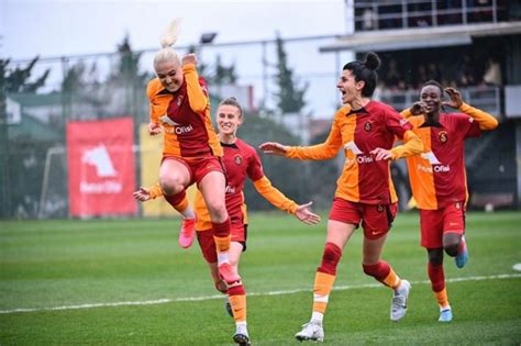 Galatasaray Kad N Futbol Tak M Normal Sezonu Lider Tamamlad