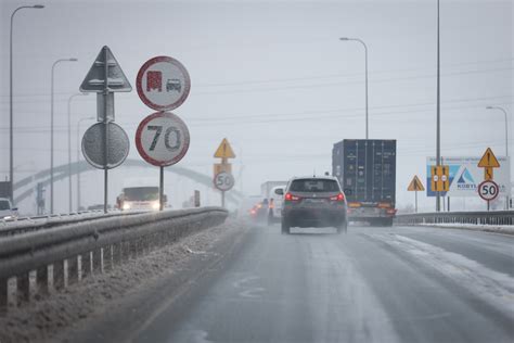 Komunikacyjny paraliż na pomorskich drogach i na kolei Powodem śnieg i