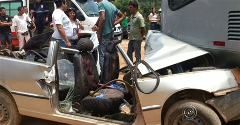 G1 Acidente Entre Carro E ônibus Coletivo Deixa Feridos Em Mairinque