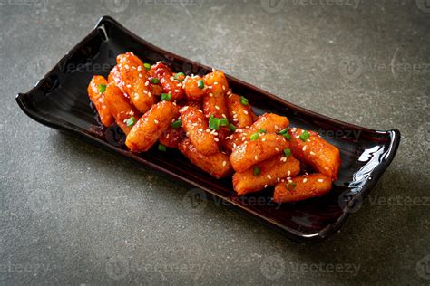 Frittierter Koreanischer Reiskuchen Tteokbokki Mit Scharfer Sauce