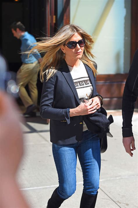 Jennifer Aniston In Tight Jeans 04 Gotceleb