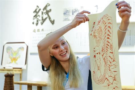 Foreign Athletes Experience Chinese Intangible Cultural Heritage At