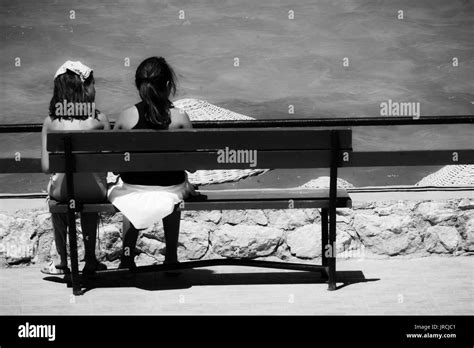 Deux Filles Assises Sur Un Banc Banque De Photographies Et Dimages à