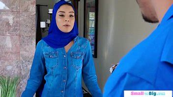 Adolescente árabe follada por dos tíos grandes XVIDEOS