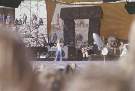 Mural Cultural O Palco Stonehenge E Toda A Viol Ncia Nos Bastidores