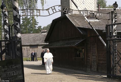 Pope Francis Visits Auschwitz In Set Of Somber Photos Daily Mail Online