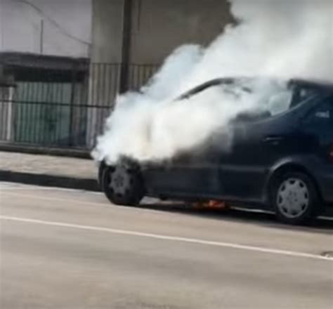 Le Foto Paura In Strada Mercedes Prende Fuoco Tra Le Auto In Corsa