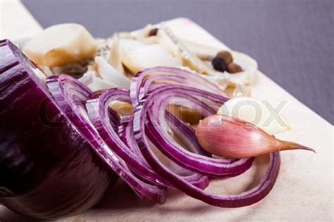 S En Roten Zwiebeln Auf Ein Stock Bild Colourbox