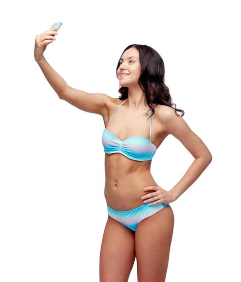 Gente tecnología concepto de verano y playa mujer joven feliz en traje de baño bikini