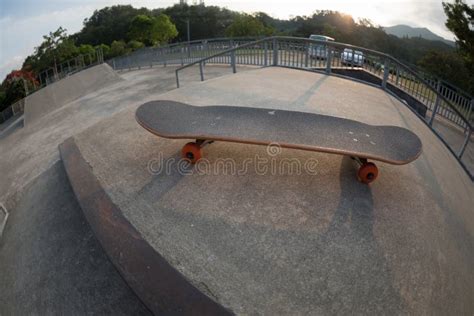 Skate Na Rampa Do Skatepark Imagem De Stock Imagem De Cultura Vazio