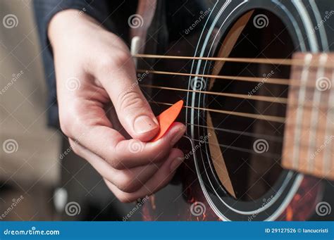 Main Femelle Jouant La Guitare Acoustique Photo Stock Image Du Joueur