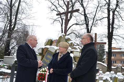 Kwiaty I Znicze Od Ipn Na Mogile Powsta C W Styczniowych W Tarnowie