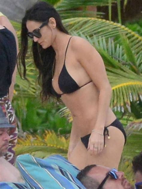 Demi Moore espectacular en bikini a los 51 años Exitoina