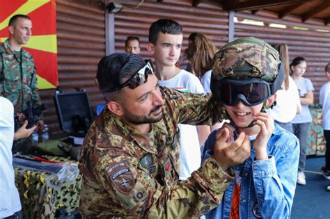 Kfor Studenti Kosovari In Visita A Villaggio Italia Congedati Folgore