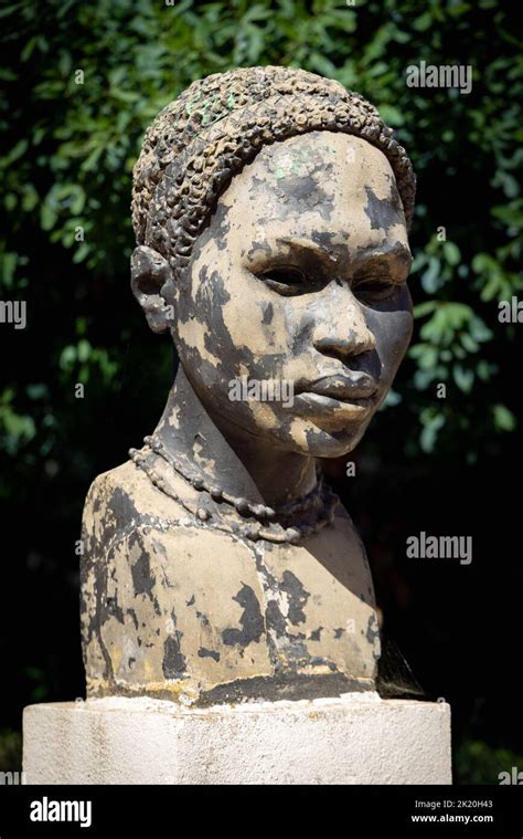 Buste De Femme Africaine Par Manuel De Oliveira Dans Le Jardin